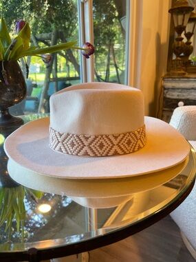 Olive & Pique NWT - Womens Cream Wide-Brim Felt Hat with Beaded Band